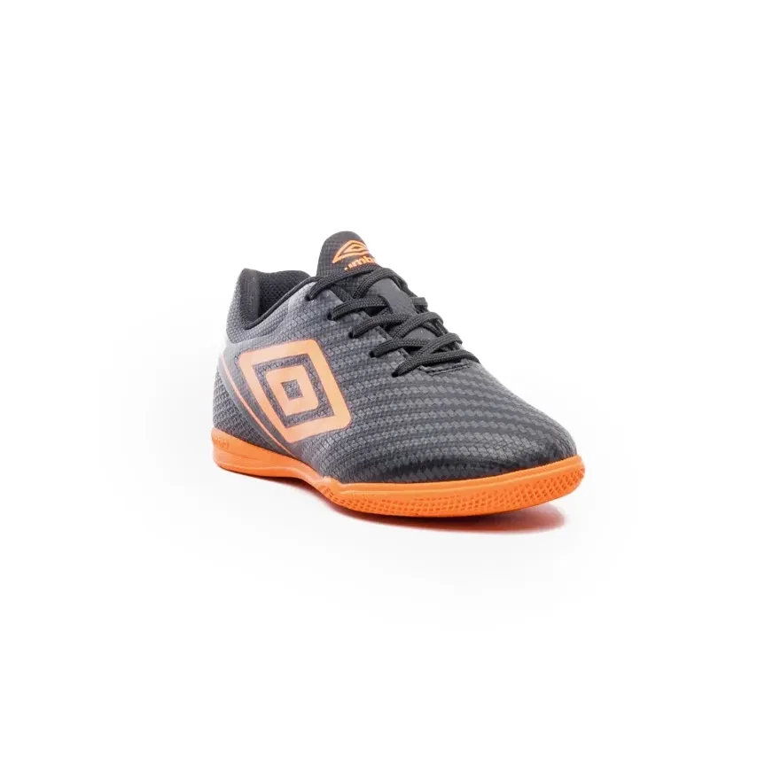 Vista frontal da chuteira infantil Umbro Adamant Top preto para futsal